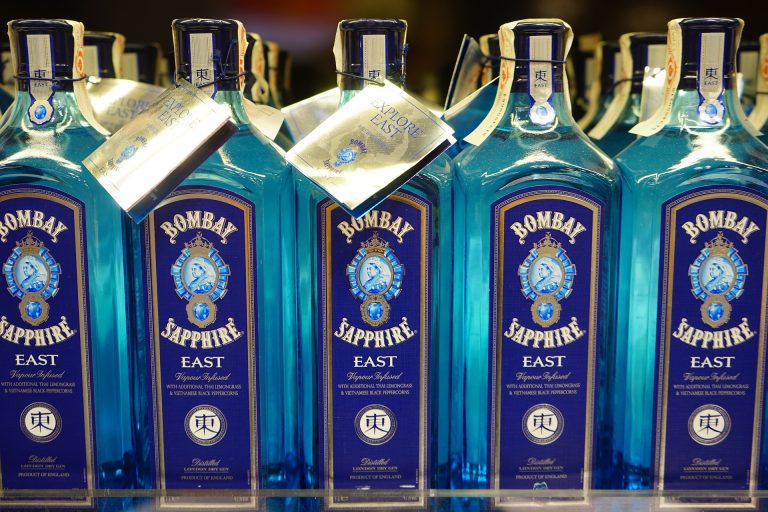 ジンとは？種類から、おすすめのジン、ジンの人気カクテルまで徹底解説！ | 美味しいお酒研究所